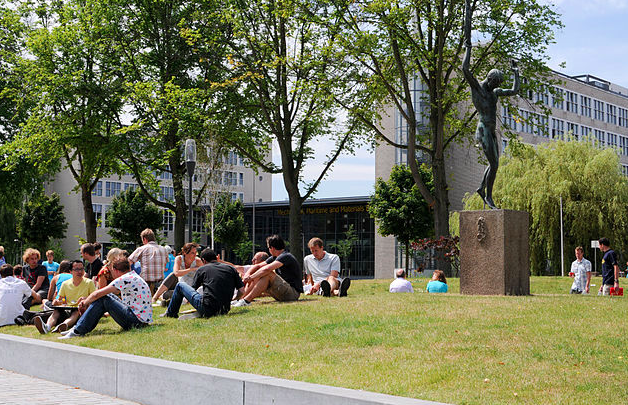 Delft students in the sunshine. Photo Przemyslaw Pawelczak