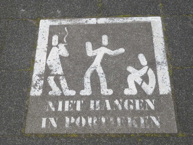 This paving stone warns teenagers not to hang around in doorways. Photo: DutchNews.nl