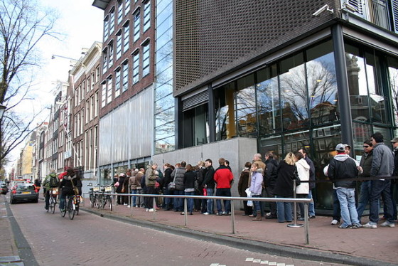 Visitors queuing. Photo: Massimo Catarinella via Wikimedia Commons