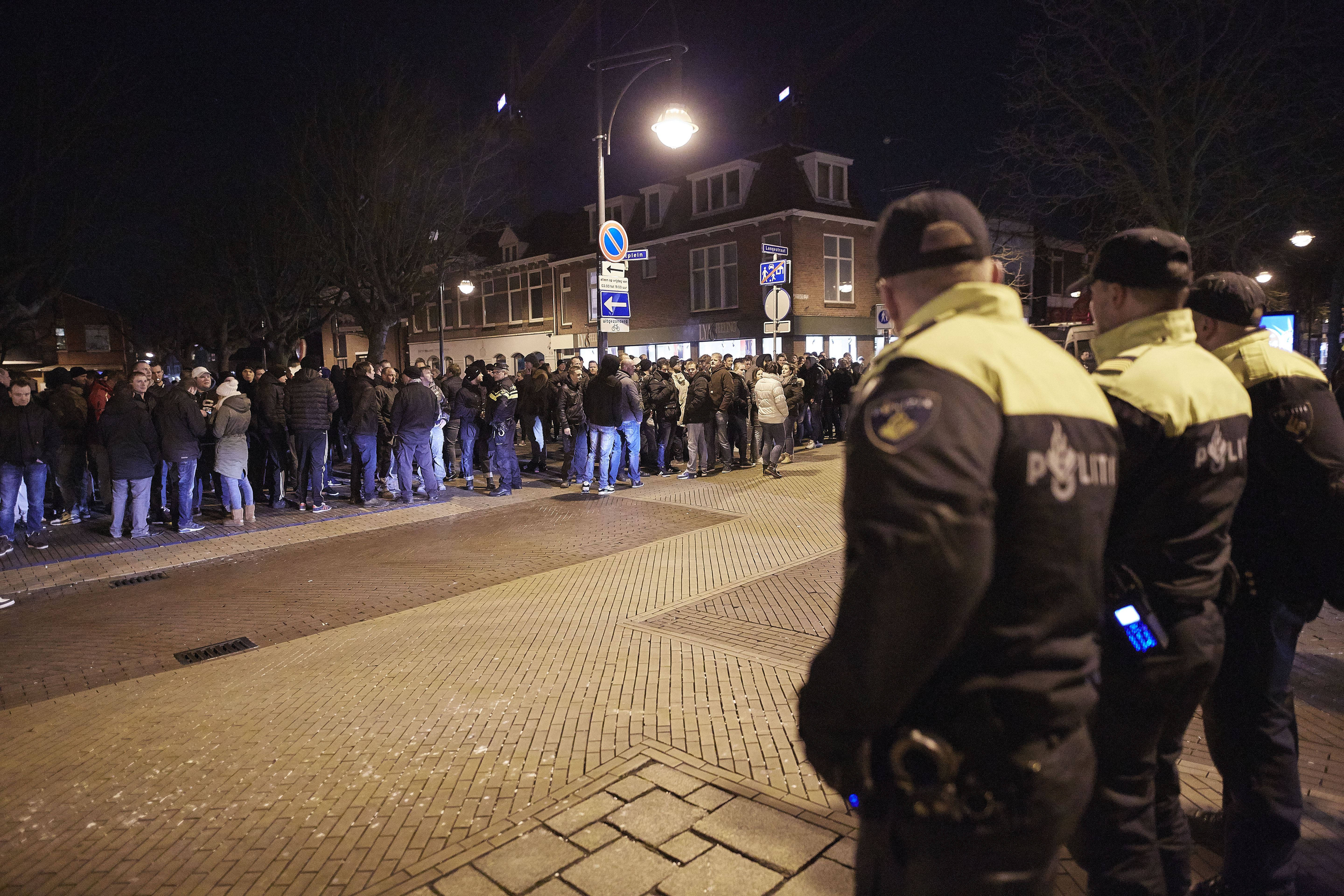 An anti-refugee demonstration in 's Gravenzande on Tuesday evening. Photo: Phil Nijhuis /HH