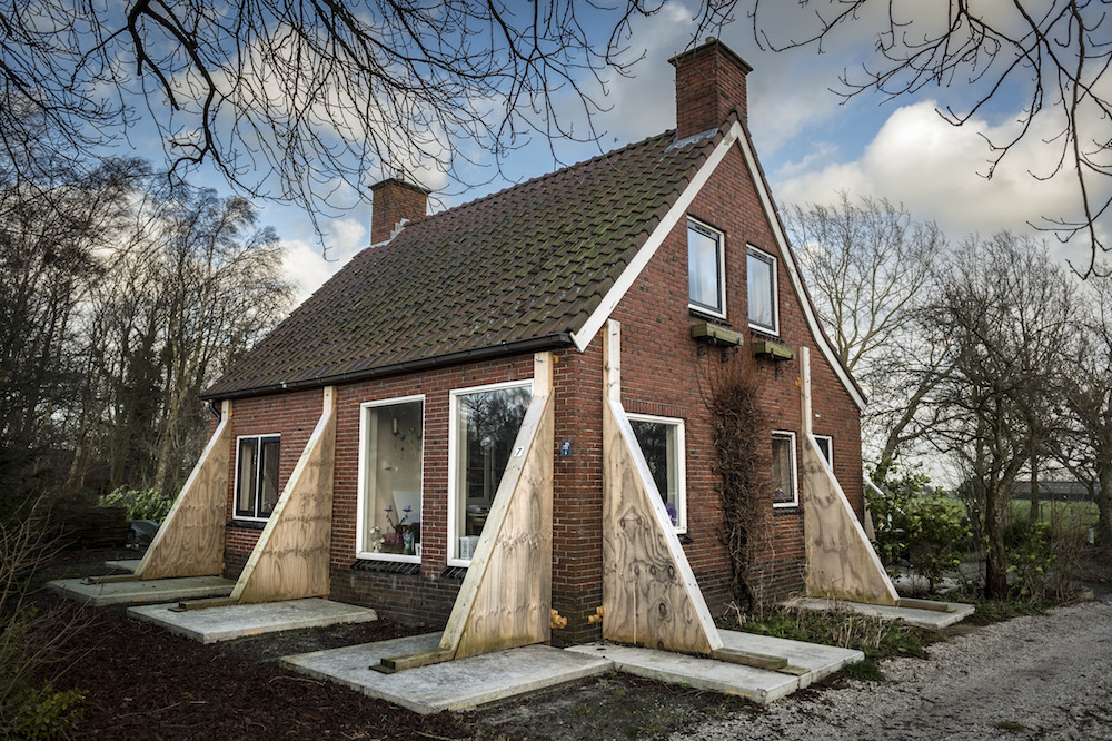 Reinforcements surround a house in the village of Lageland. Photo: Kees van de Veen /HH