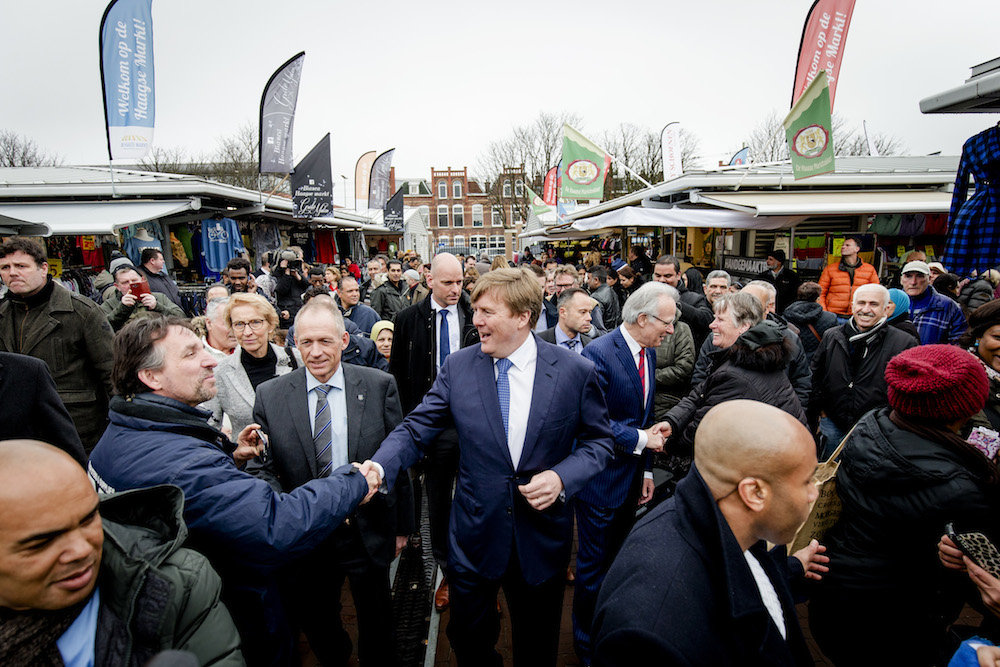 The king talks to market stall holders. Photo: ANP Royal Images Robin van Lonkhuijsen via HH