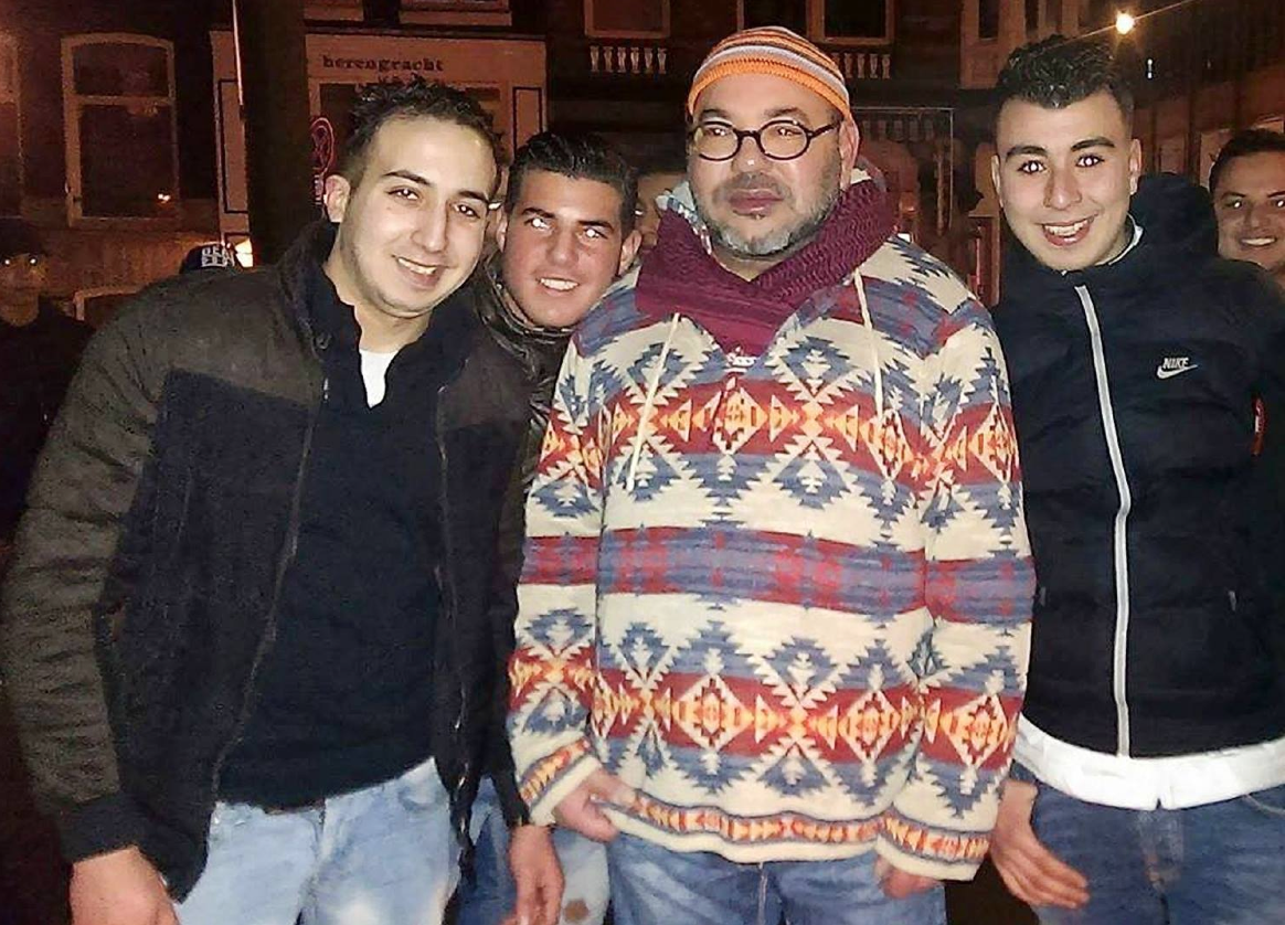 The king of Morocco poses with Amsterdam youth. Photo Soufiane El Bahri via Facebook