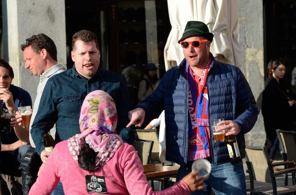 A PSV supporter argues with a beggar in Madrid. Photo: Zuma Press /HH