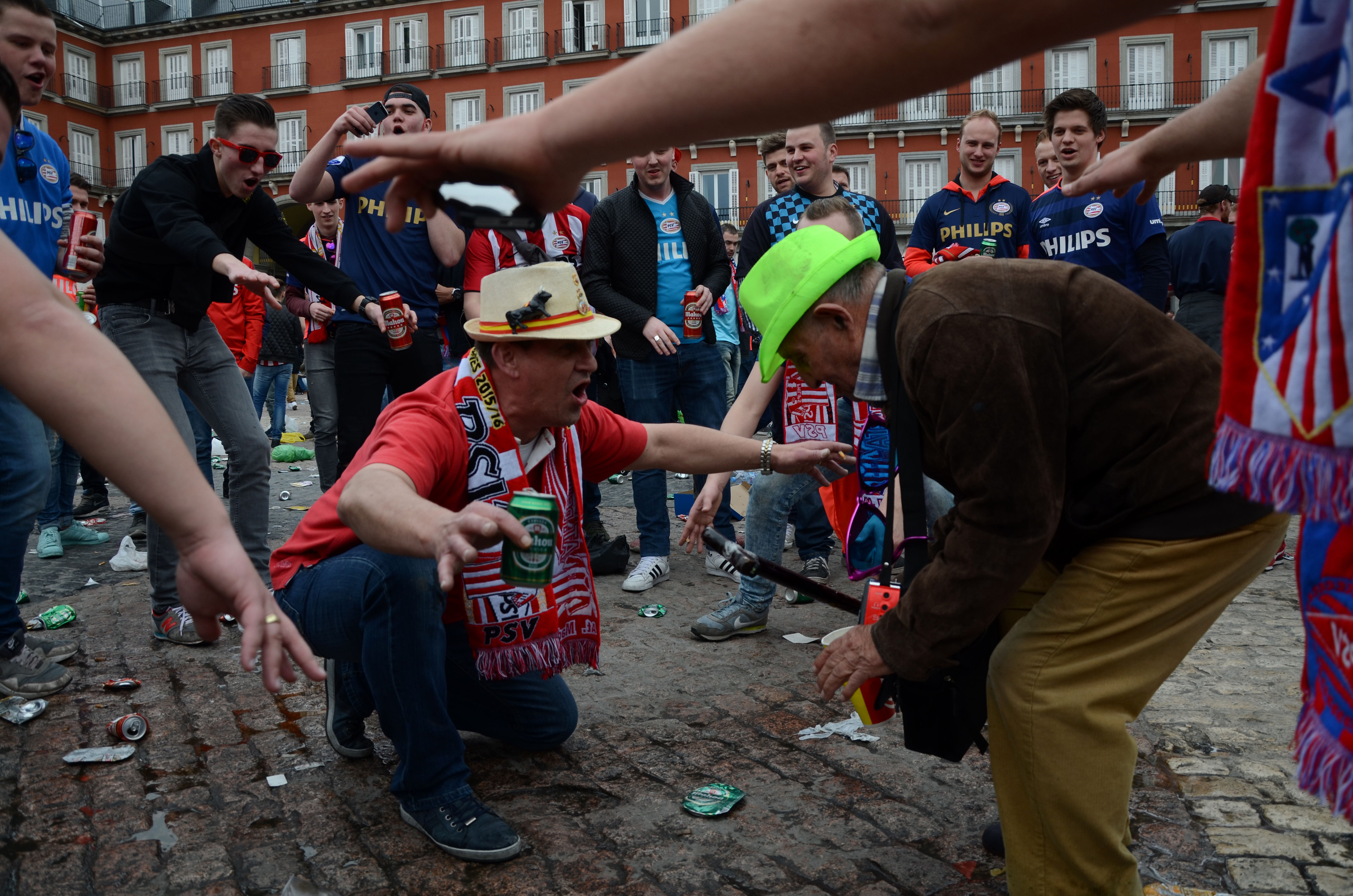 PSV fans humilate an old man in Madrid. Photo Zuma Press / HH