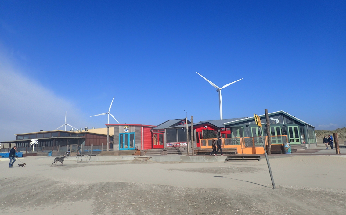 Wind turbines close to the beach at Velsen Noord. Photo: DutchNews.nl