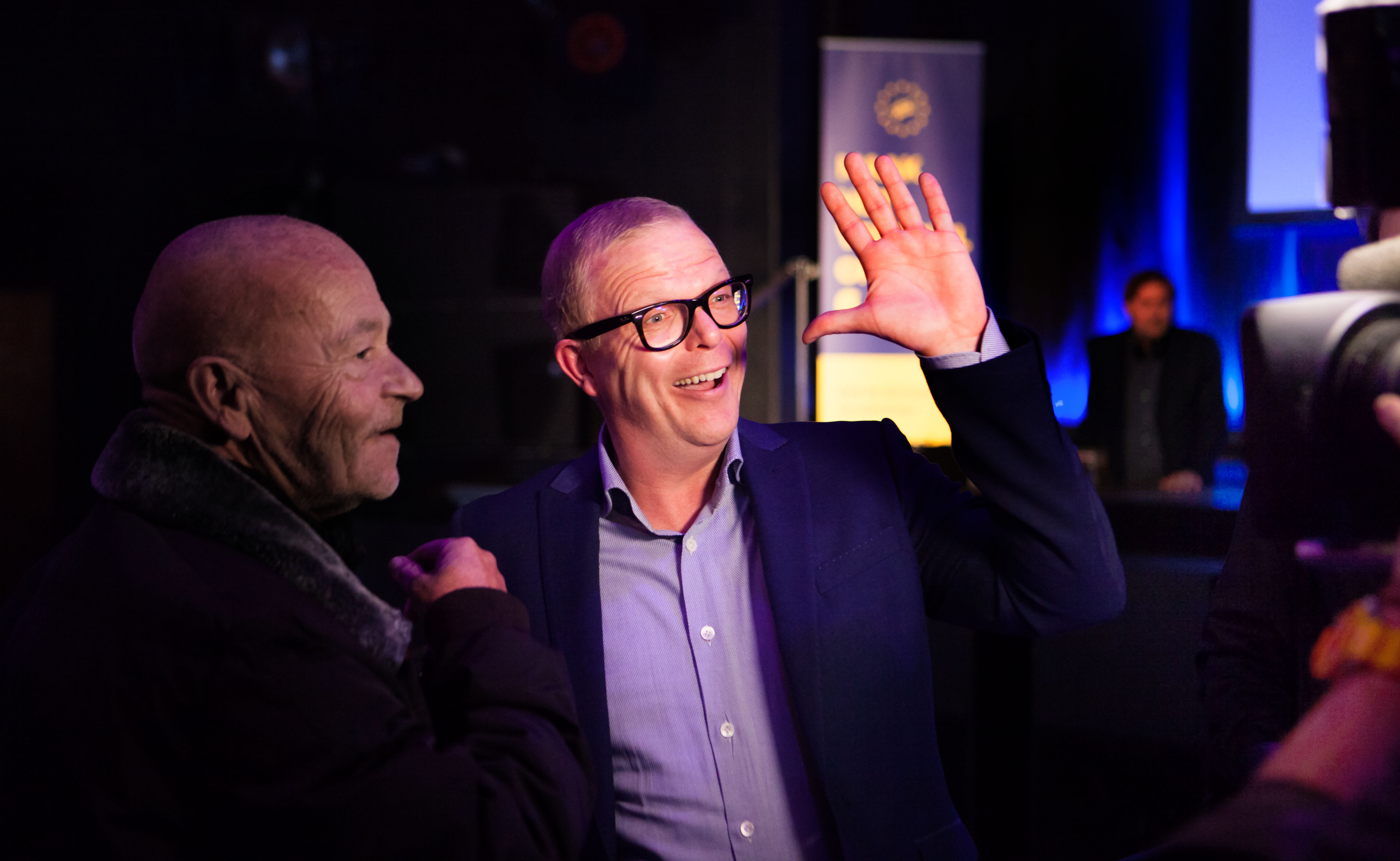 Jan Roos, the public face of the 'no' campaign, waves to the cameras. Photo: Maarten Hartman / HH