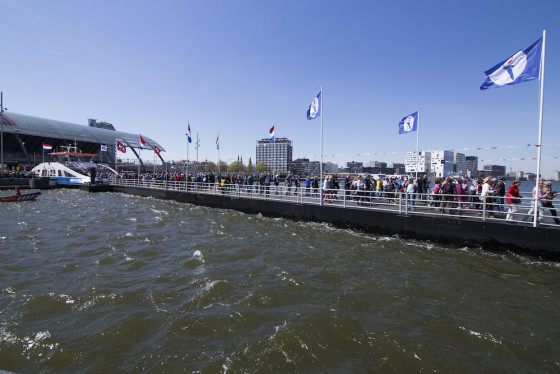 Thousands of people were able to walk over the IJ on a recreation of the WWII bridge made of ferries. Photo: Niels Wenstedt/ Hollandse Hoogte