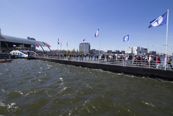 Thousands of people were able to walk over the IJ on a recreation of the WWII bridge made of ferries. Photo: Niels Wenstedt/ Hollandse Hoogte