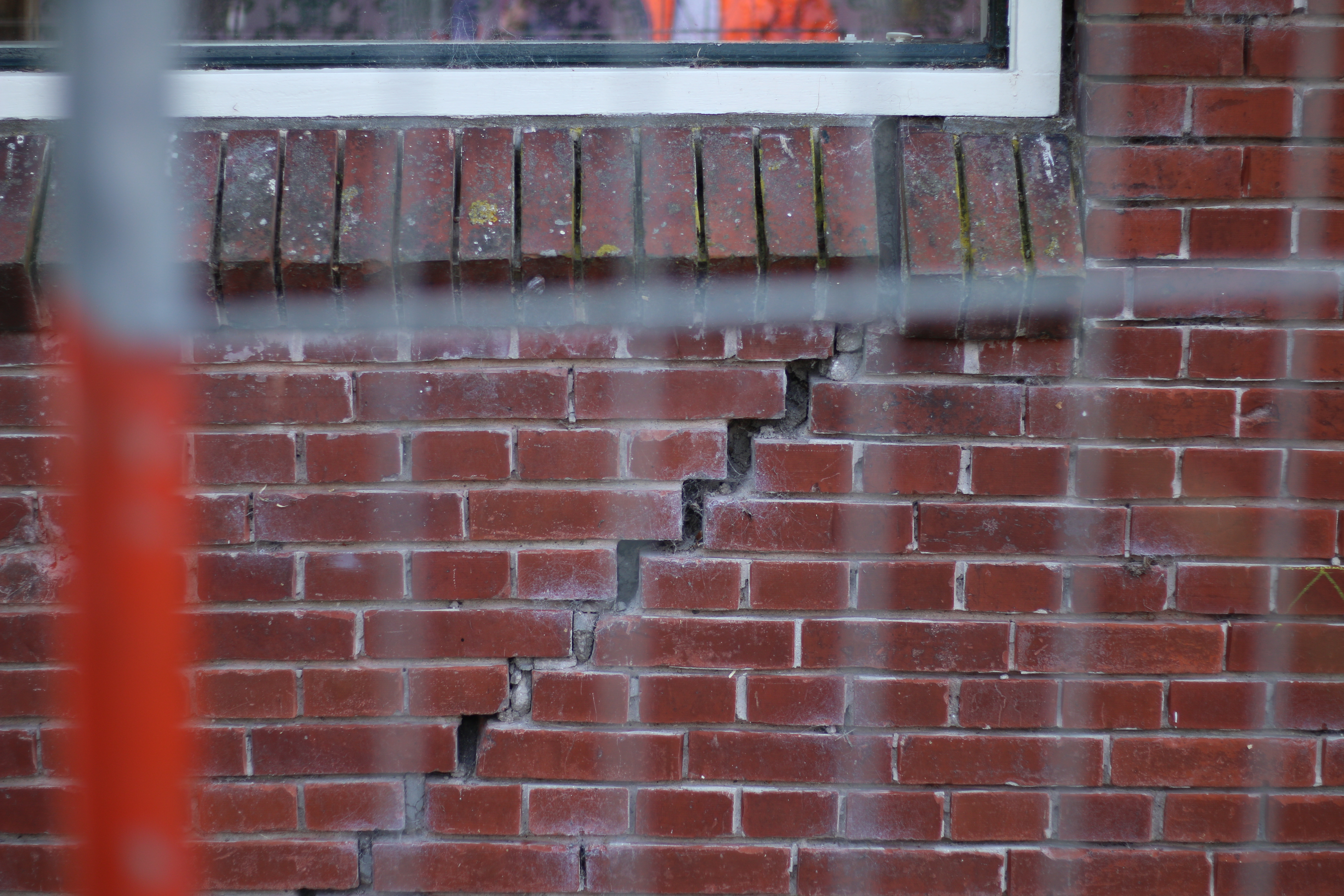 Cracks in the wall of a house in Loppersum. Photo: Graham Dockery