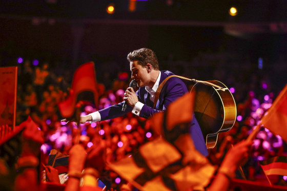 Douwe Bob performs in the Eurovision Song Contest final. Photo: Andres Putting (EBU)