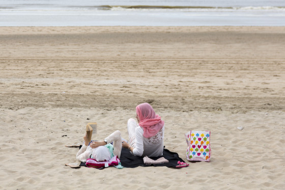 Muslim girls on the beach at Zandvoort. Photo Bert Spiertz / HH