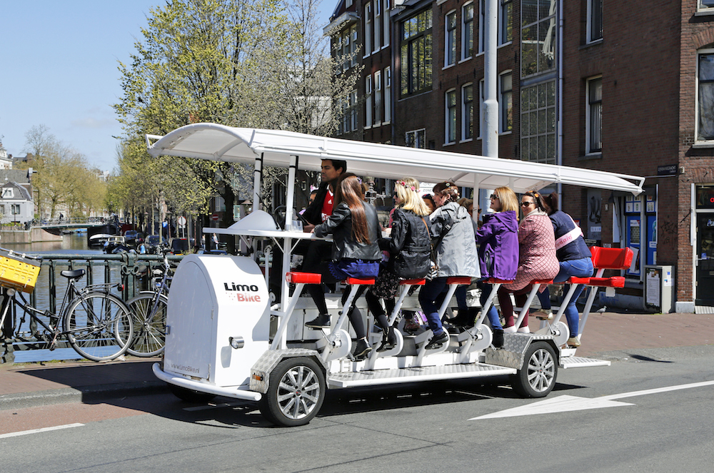 Nederland Amsterdam 2016 05 01.  Vrijgezellenfuif op de Limo Bike. Foto Berlinda van Dam / Hollandse Hoogte