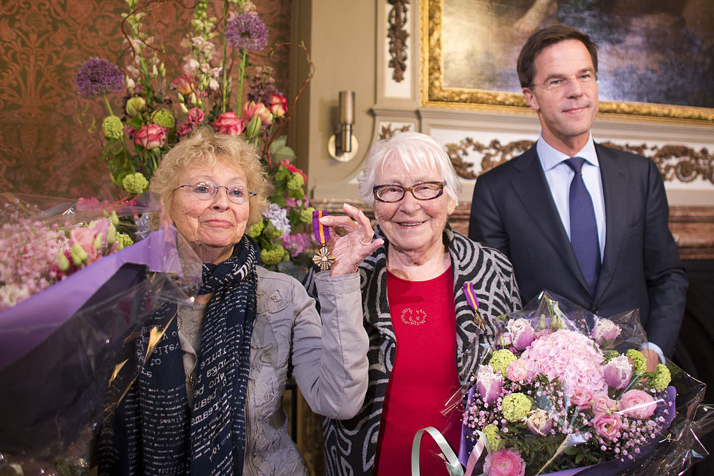 Truus Menger-Oversteegen (centre, with her sister and the prime minister. Photo: Defensie.nl