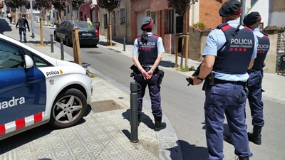 Police outside the house in Barcelona. Photo: OM