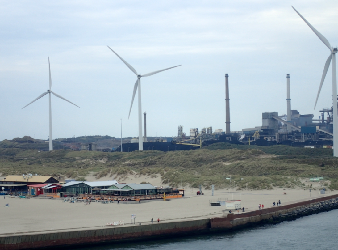 Tata Steel overlooks the beach in IJmuiden. Photo: DutchNews.nl