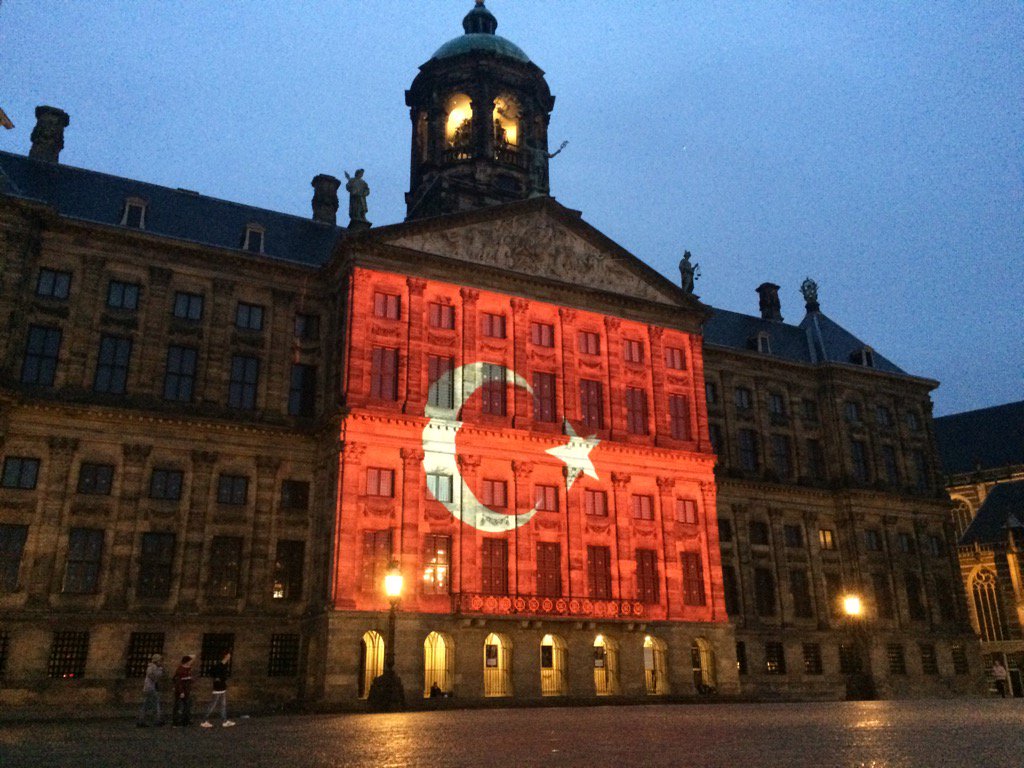 The Turkish flag is projected onto the palace in central Amsterdam. Photo Iamsterdam via Twitter