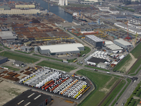 Moerdijk port area: Ossipz via Wikimedia Commons