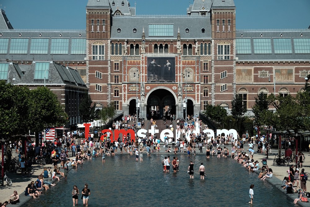 Tourists cool off in front of the Rijksmuseum in Amsterdam. Photo: Til & Wijnbergh / Hollandse Hoogte 