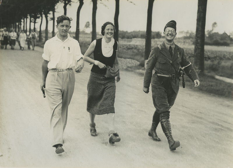 Taking part in the 22nd Vierdaagse. Photo: Regionaal Archief Nijmegen) [Public domain], via Wikimedia Commons