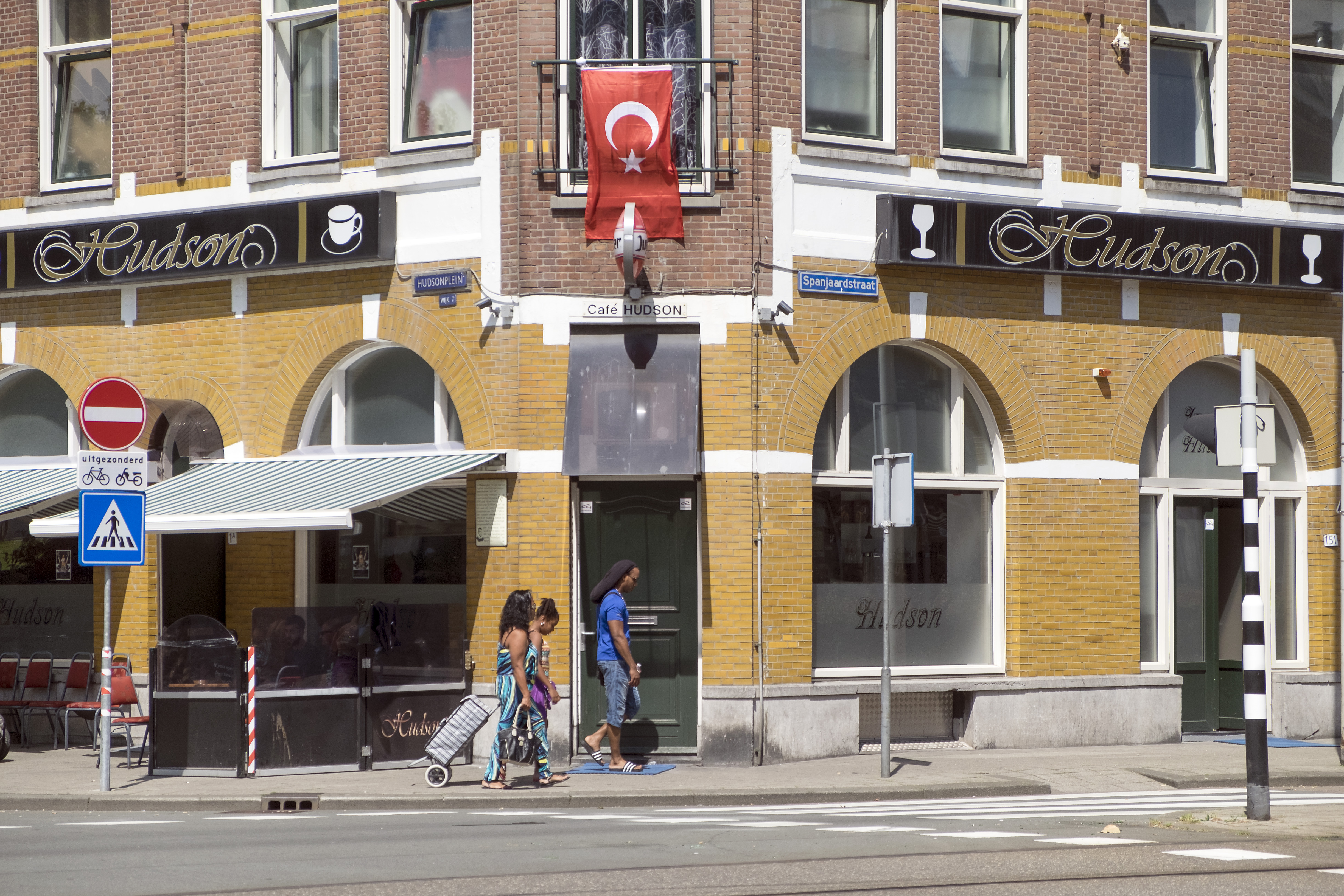 Turkish flags hanging outside an apartment in Rotterdam. Photo: Hans van Roon/HH