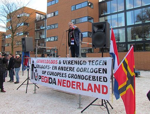 Edwin Wagensveld with the offensive banner. Photo: By Apdency (Own work) [CC0], via Wikimedia Commons