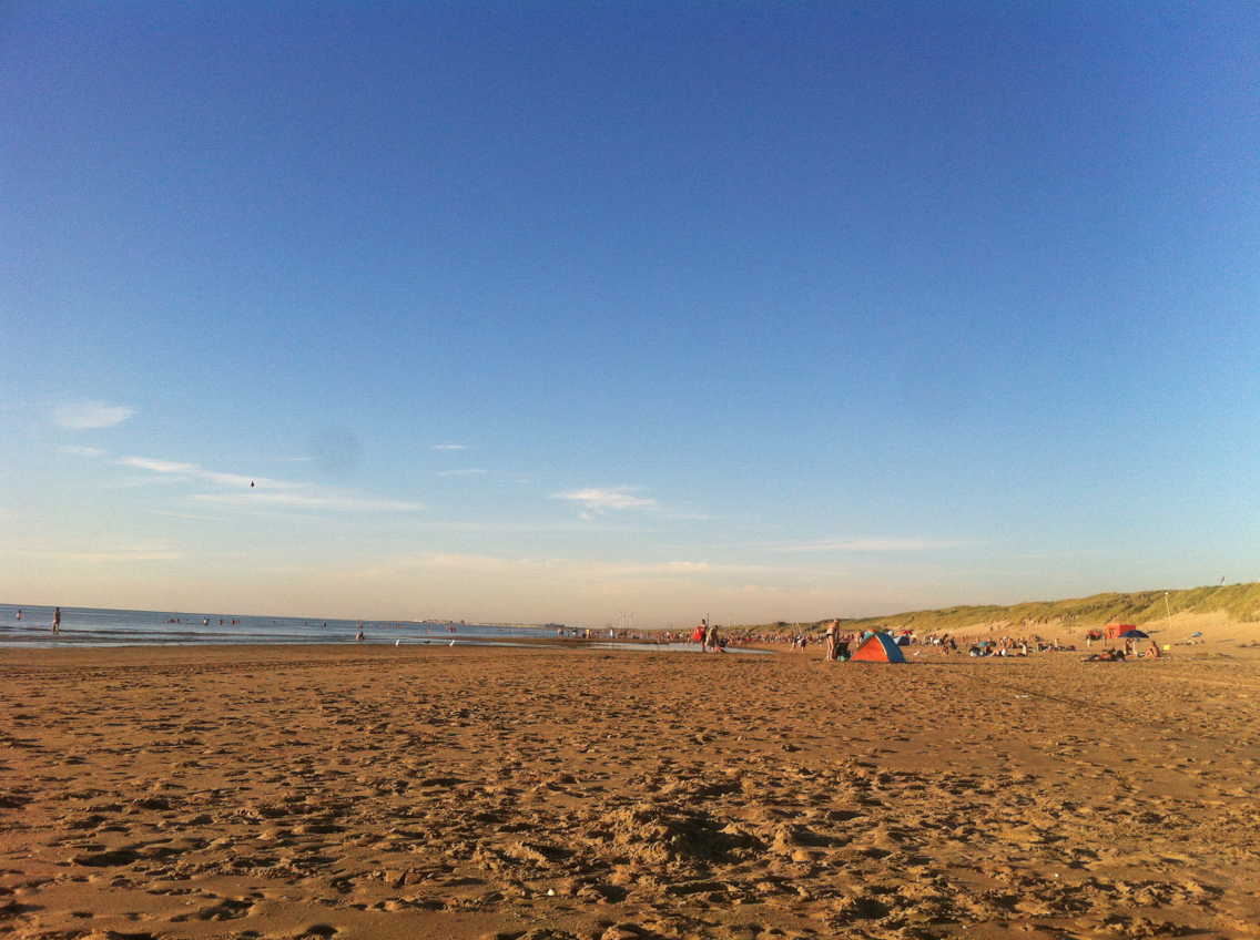 The beach at Bloemendaal was still busy in the evening. Photo: DutchNews.nl