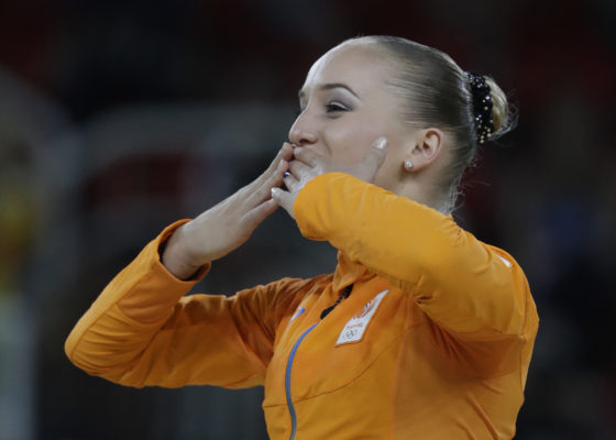 Netherlands' Sanne Wevers acknowledges the crowd before receiving her gold medal . Photo: AP Photo/Julio Cortez