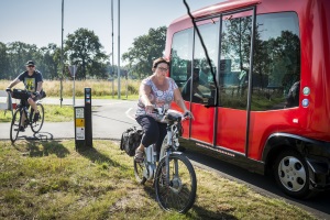 Nederland, Appelscha, 13-09-'16; Start van de pilot zelfrijdend vervoer in het Friese Appelscha. Op een traject van 2,5 kilometer gaan twee zelfrijdende voertuigen van Easymile zes weken lang gratis passagiers vervoeren van en naar het Nationaal park Drents-Friese Wold. Ooststellingwerf is daarmee de eerste gemeente waar een zelfrijdend voertuig mét passagiers de openbare weg op mag. Foto: Kees van de Veen, Hollandse Hoogte