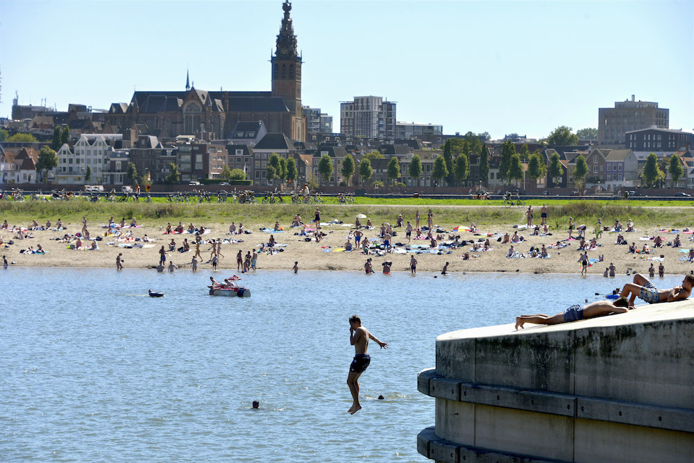 Swimming in the Maas river near Nijmegen. Photo: Flip Franssen via HH