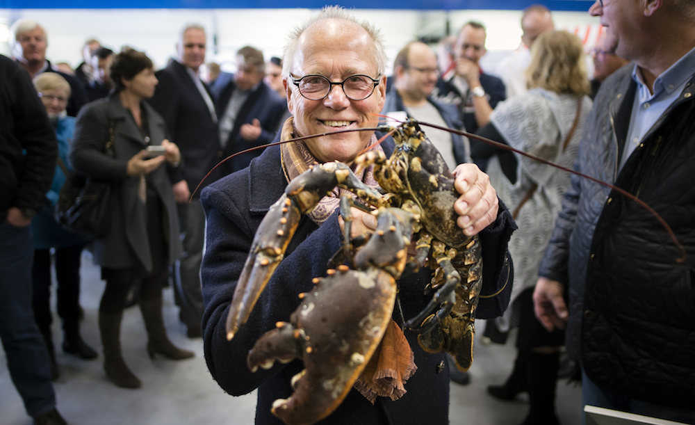 Joop Braakhekke at the auction of the first Zeeland lobsters earlier this year. Photo: Frank van Beek via HH