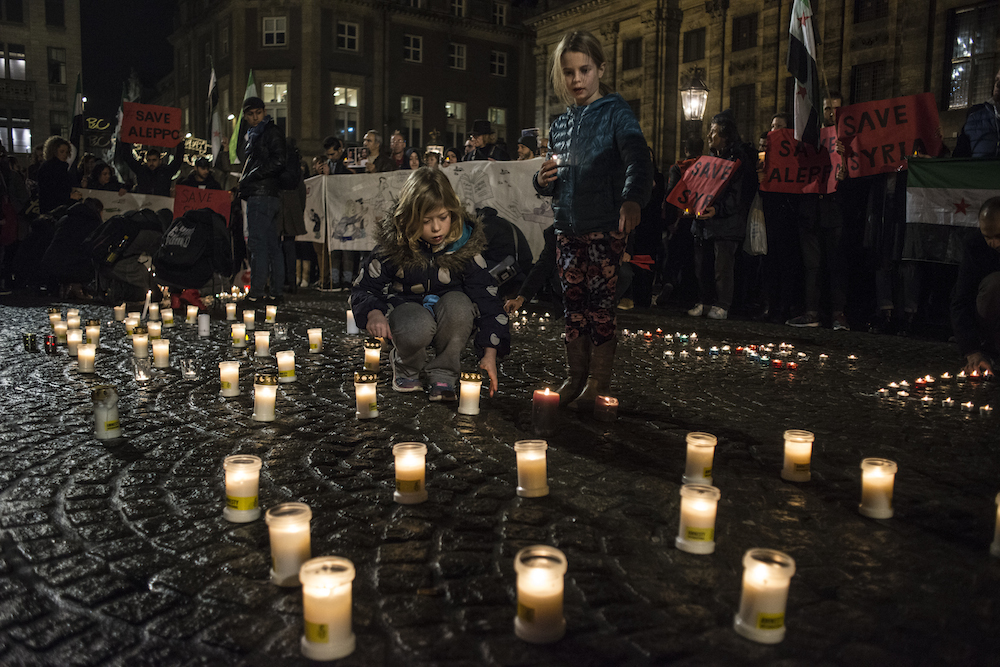 Hundreds of candles were lit to show support for the people of Aleppo. Photo: Ingrid de Groot / HH