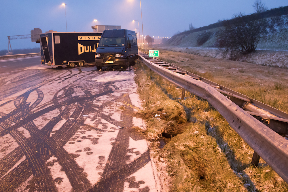 This market truck ran into difficulty on the A1. Photo: Caspar Huurdeman Fotografie via HH