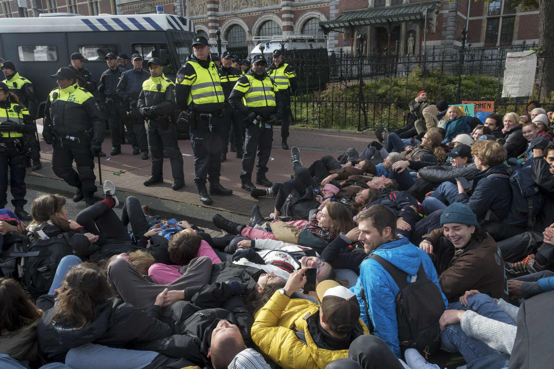 Police and Extinction Rebellion protesters on Stadhouderskade