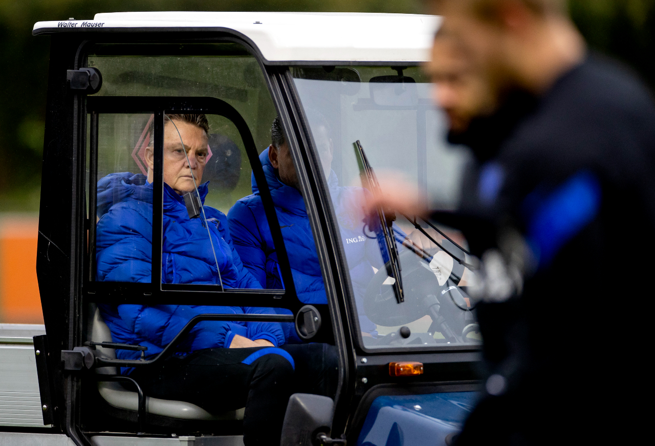 Van Gaal to watch World Cup qualifier from director's box after breaking hip - DutchNews.nl
