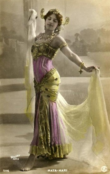 Mata Hari in costume