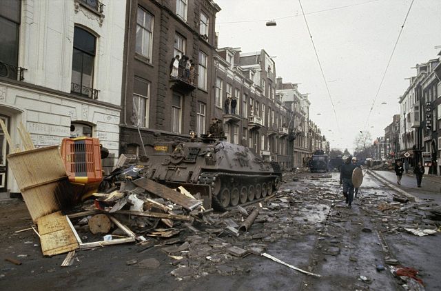 The army were brought in to end squatters' riots in 1980. Photo: Fotocollectie Anefo / National Archive