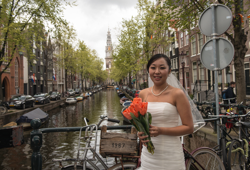 Amsterdam makes a great backdrop for wedding photos. Photo: Jovannig via Depositphotos.com