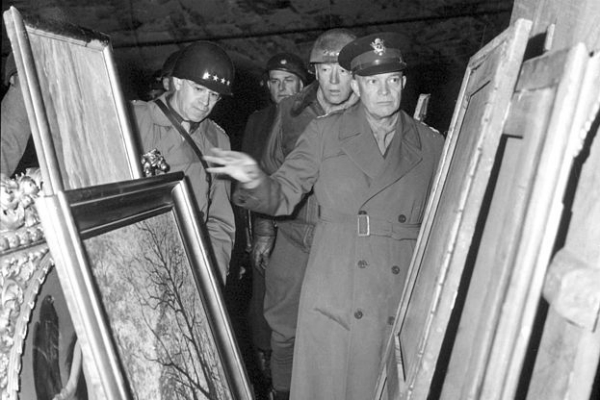 US generals inspect looted art at the end of the war. Photo: Wikipedia