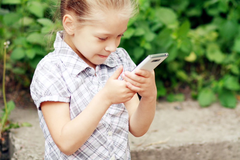 Young children glued to their screen at risk of eye problems