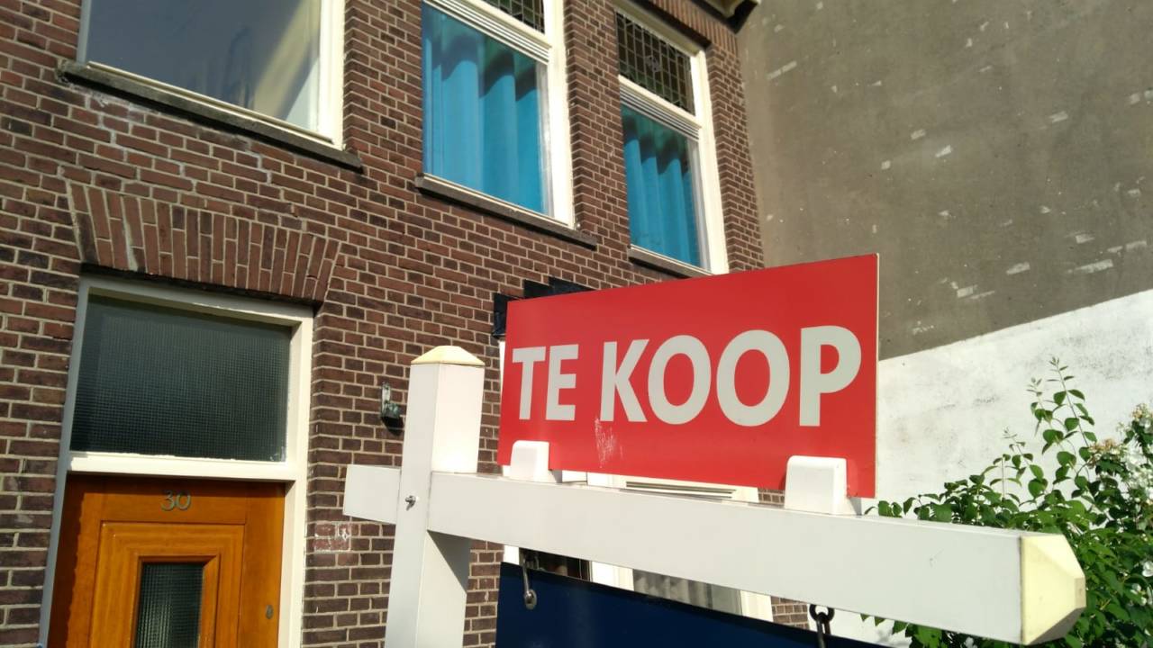 De Nederlandse huizenprijzen zijn voor de derde maand op rij licht gestegen
