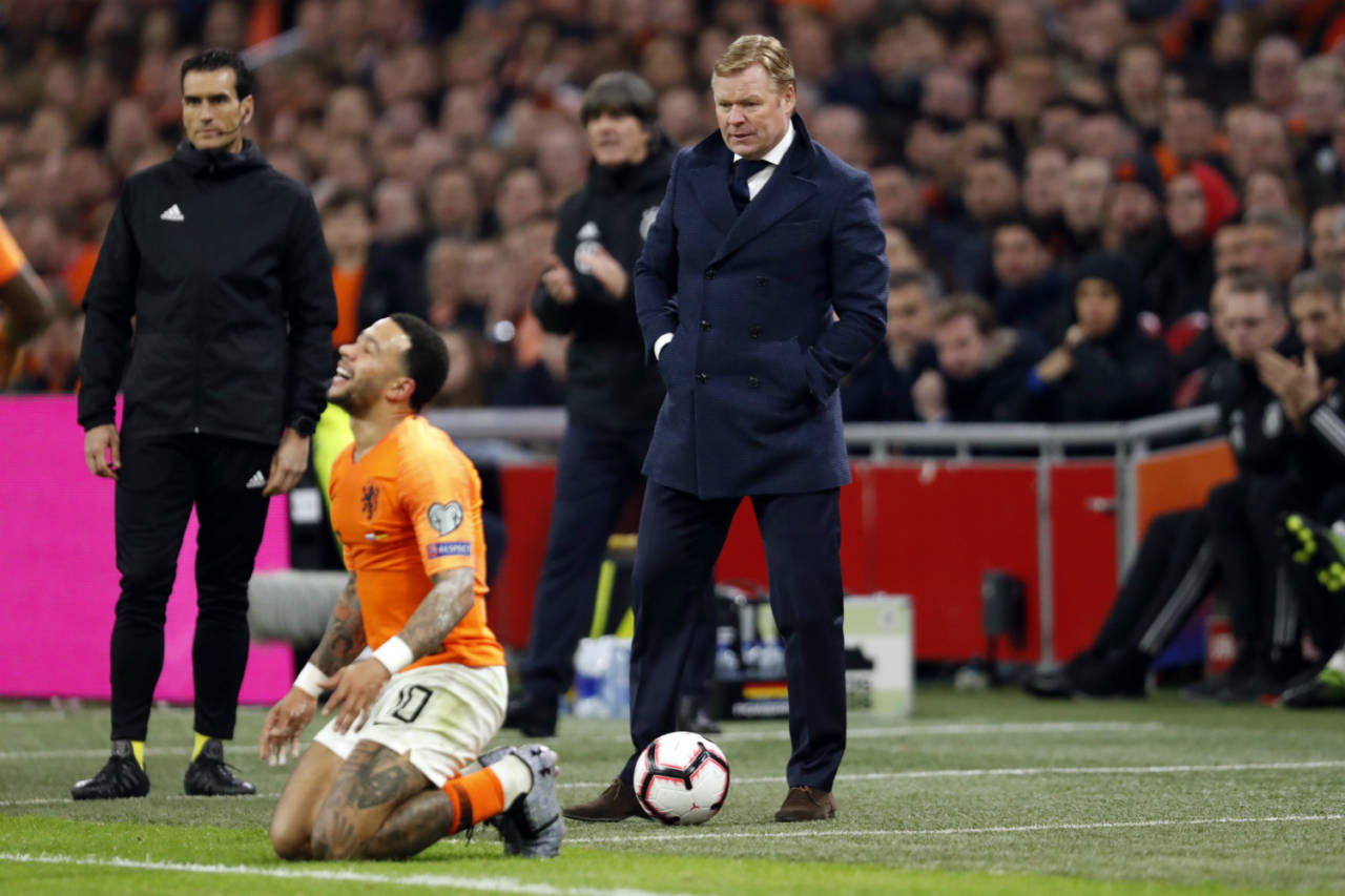 Memphis Depay and Ronald Koeman during the Netherlands 2-3 defeat to Germany in Amsterdam