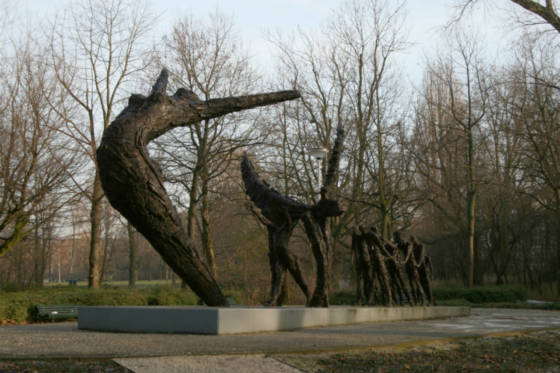 https://www.dutchnews.nl/wpcms/wp-content/uploads/2019/06/Amsterdam-slavery-monument-RS-560x373.jpg