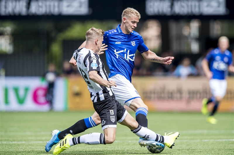 Mats Knoester of Heracles jostles with Jens Odgaard of Heerenveen