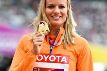 Dafne Schippers holding up her gold medal at the World Athletics Championships in London in 2017.