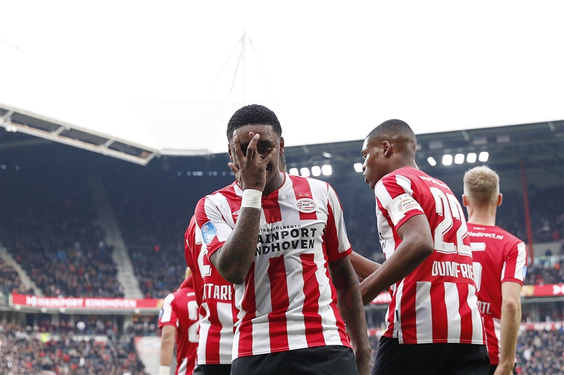Steven Bergwijn covers his face with his hand to celebrate scoring against Heerenveen