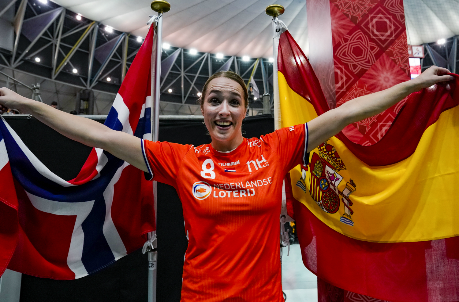 Lois Abbingh poses after the semi-final in front of the flags of Spain and Denmark