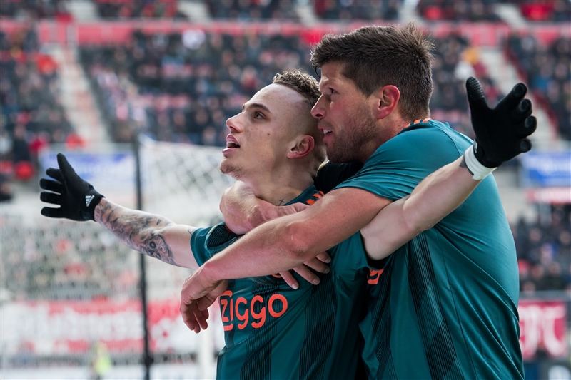 Noa Lang holding his arms outstretched as he celebrates with Klaas-Jan Huntelaar