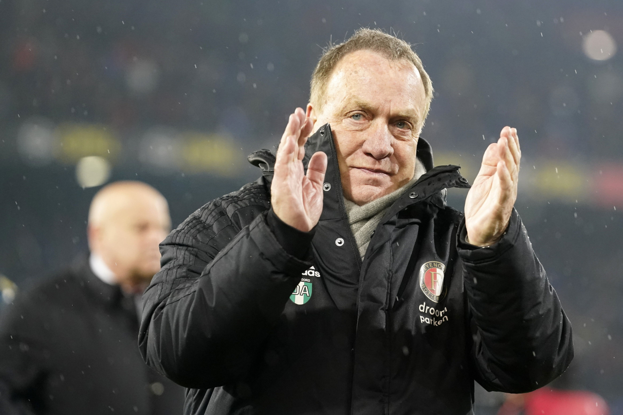 Dick Advocaat clapping in the rain after Feyenoord reached the 2020 KNVB Beker final
