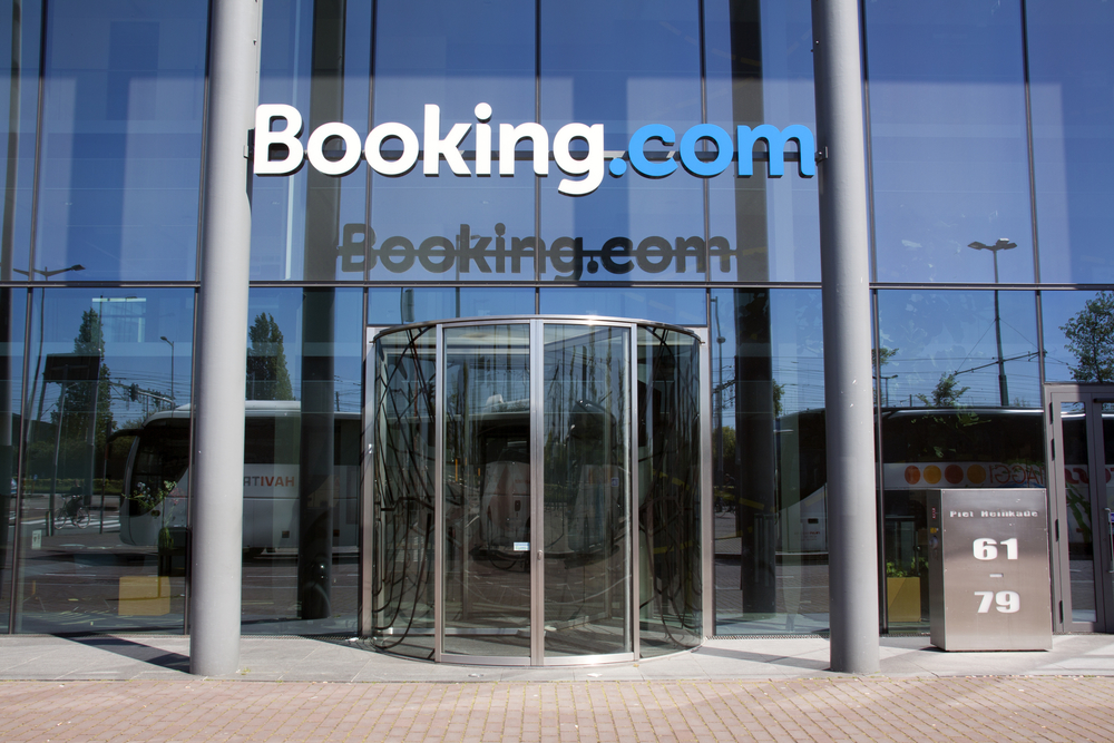 Hotel booking website Booking.com is paying back the €65m it received from the Dutch government to help pay wages in the first three months of the p